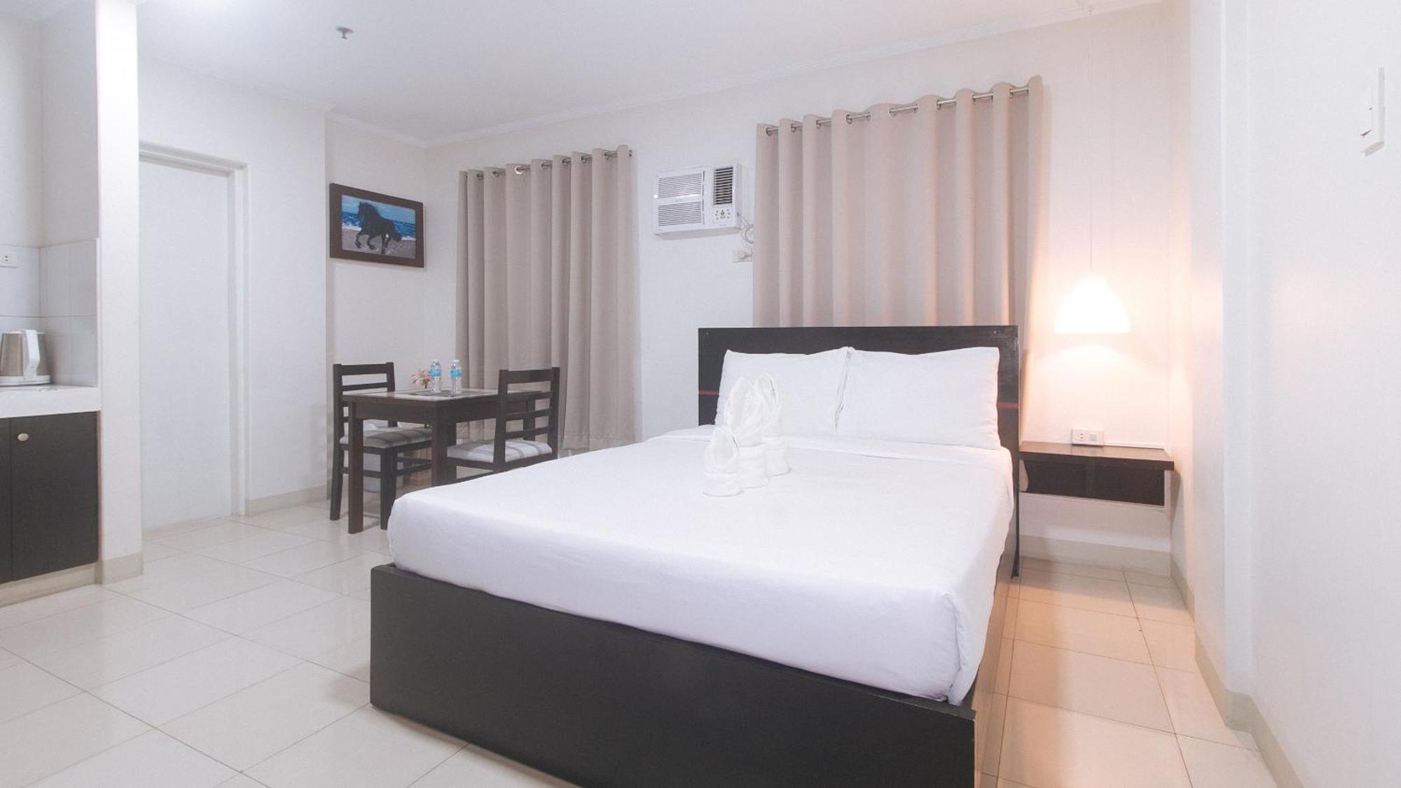 Urbanview At Evangelista Street Makati Макати Экстерьер фото