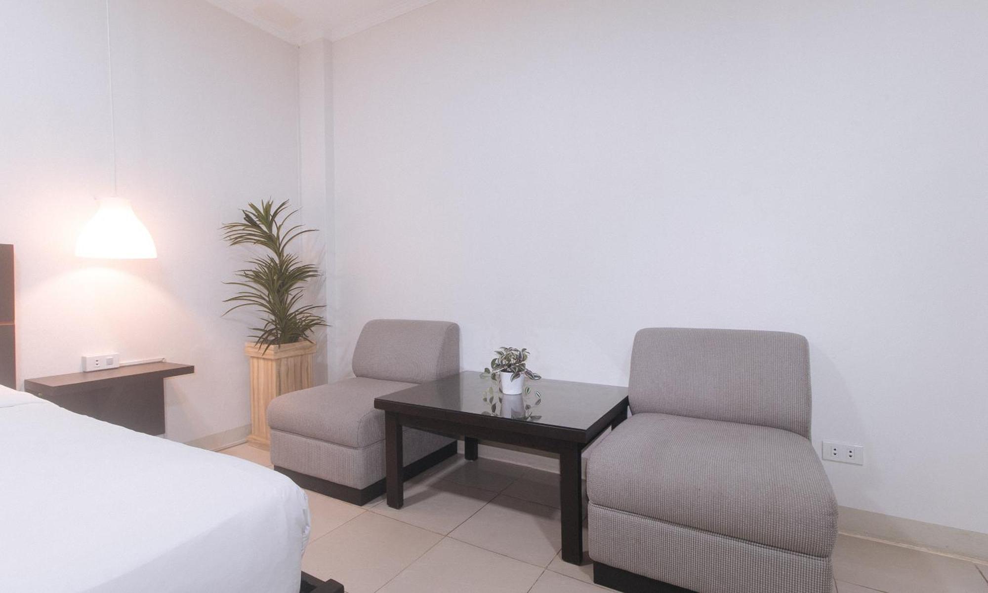 Urbanview At Evangelista Street Makati Макати Экстерьер фото
