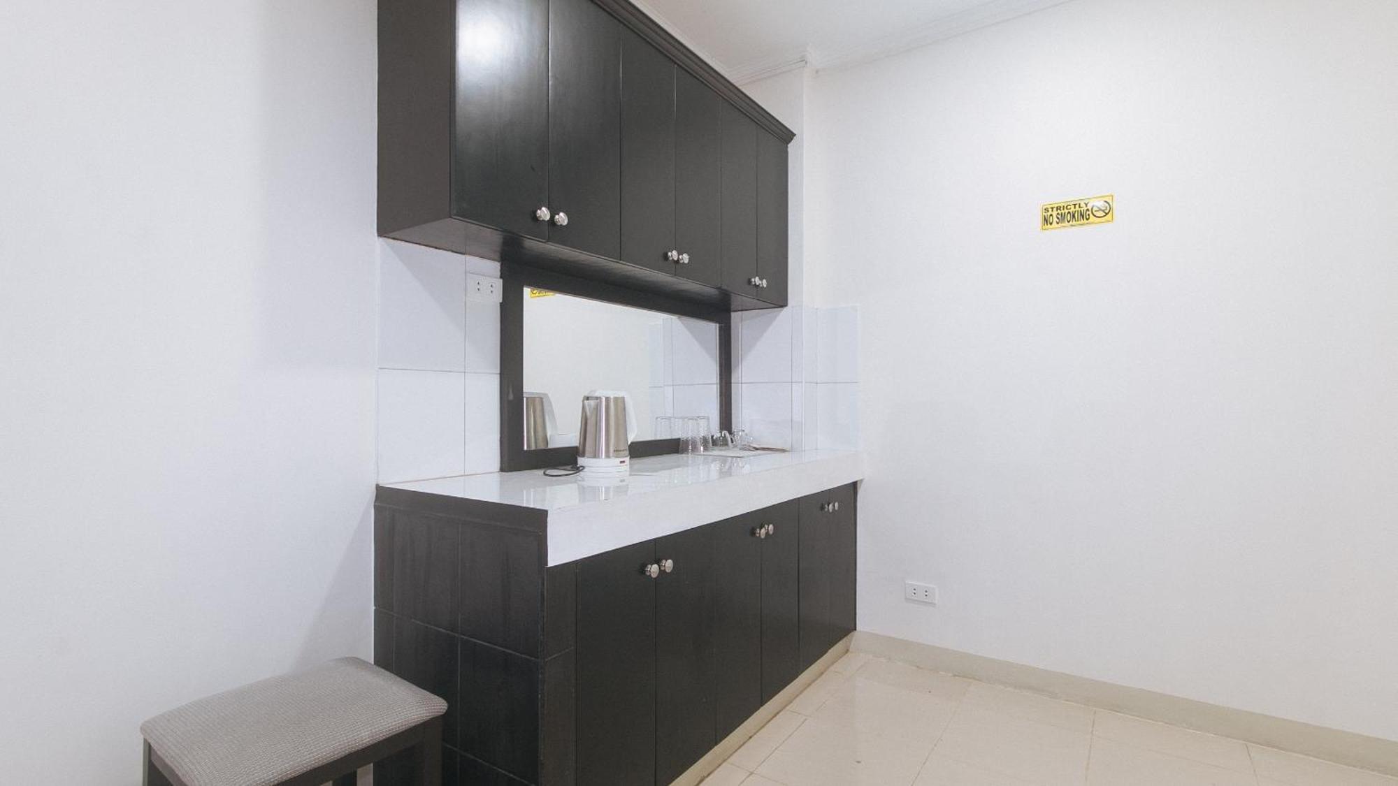 Urbanview At Evangelista Street Makati Макати Экстерьер фото