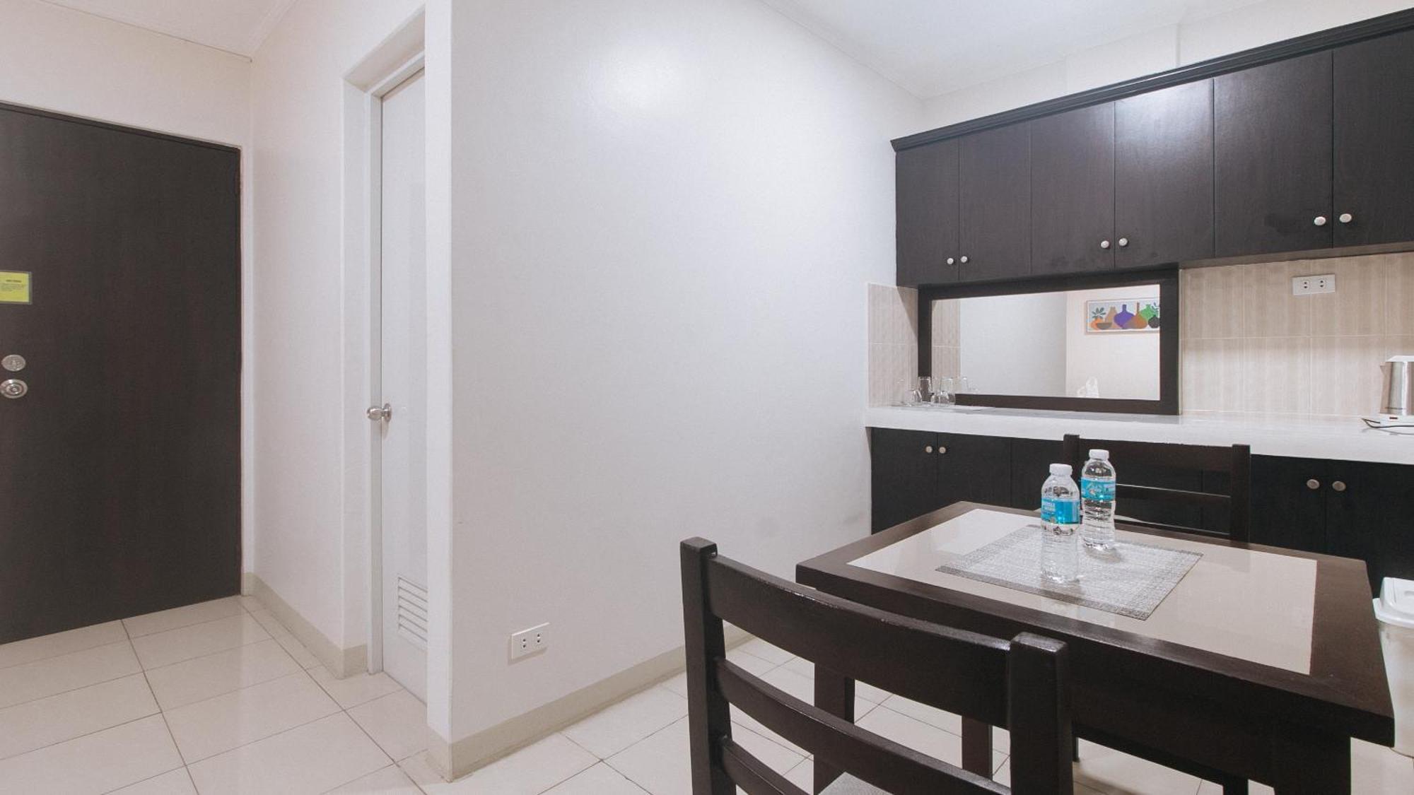 Urbanview At Evangelista Street Makati Макати Экстерьер фото