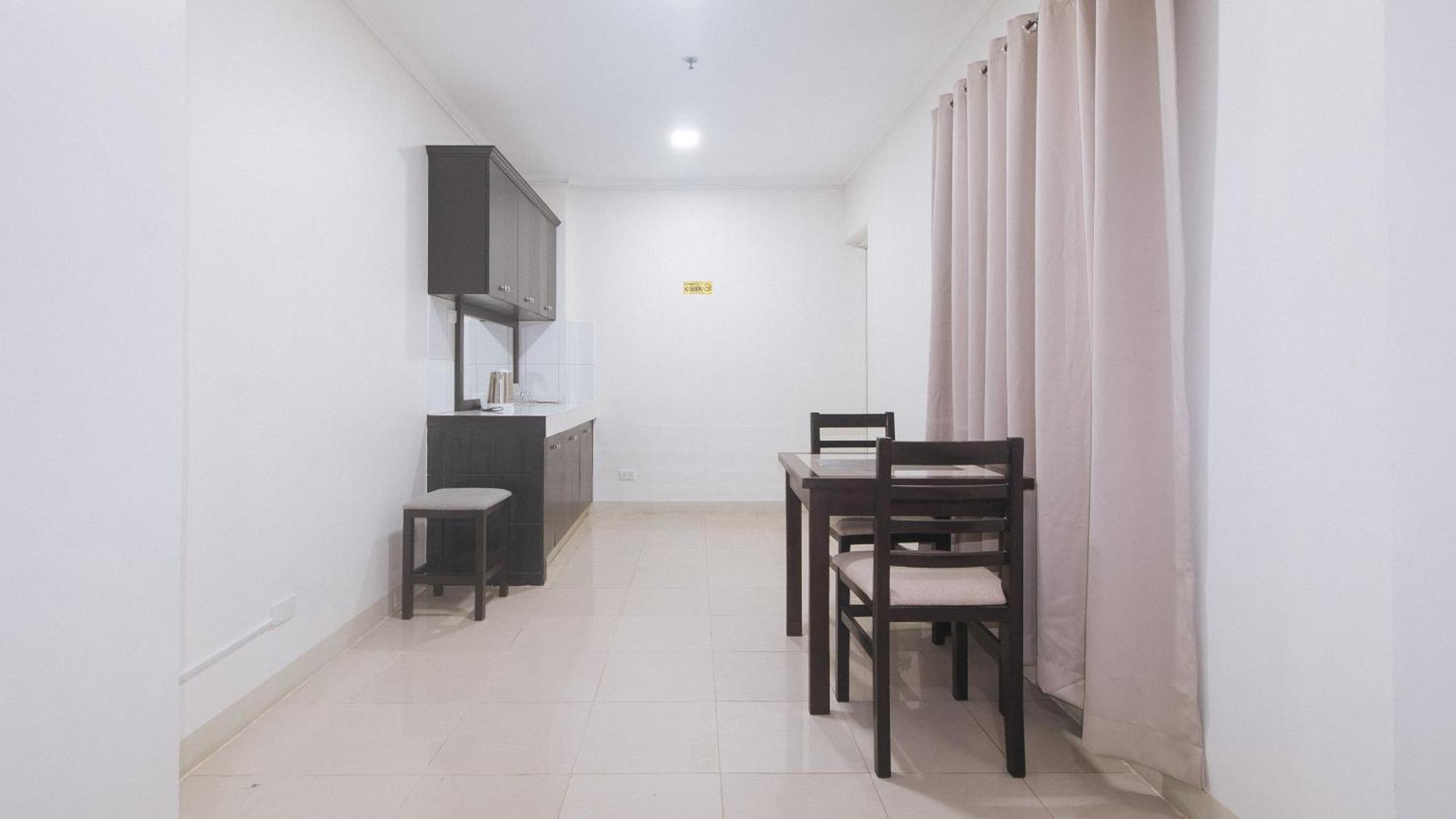 Urbanview At Evangelista Street Makati Макати Экстерьер фото