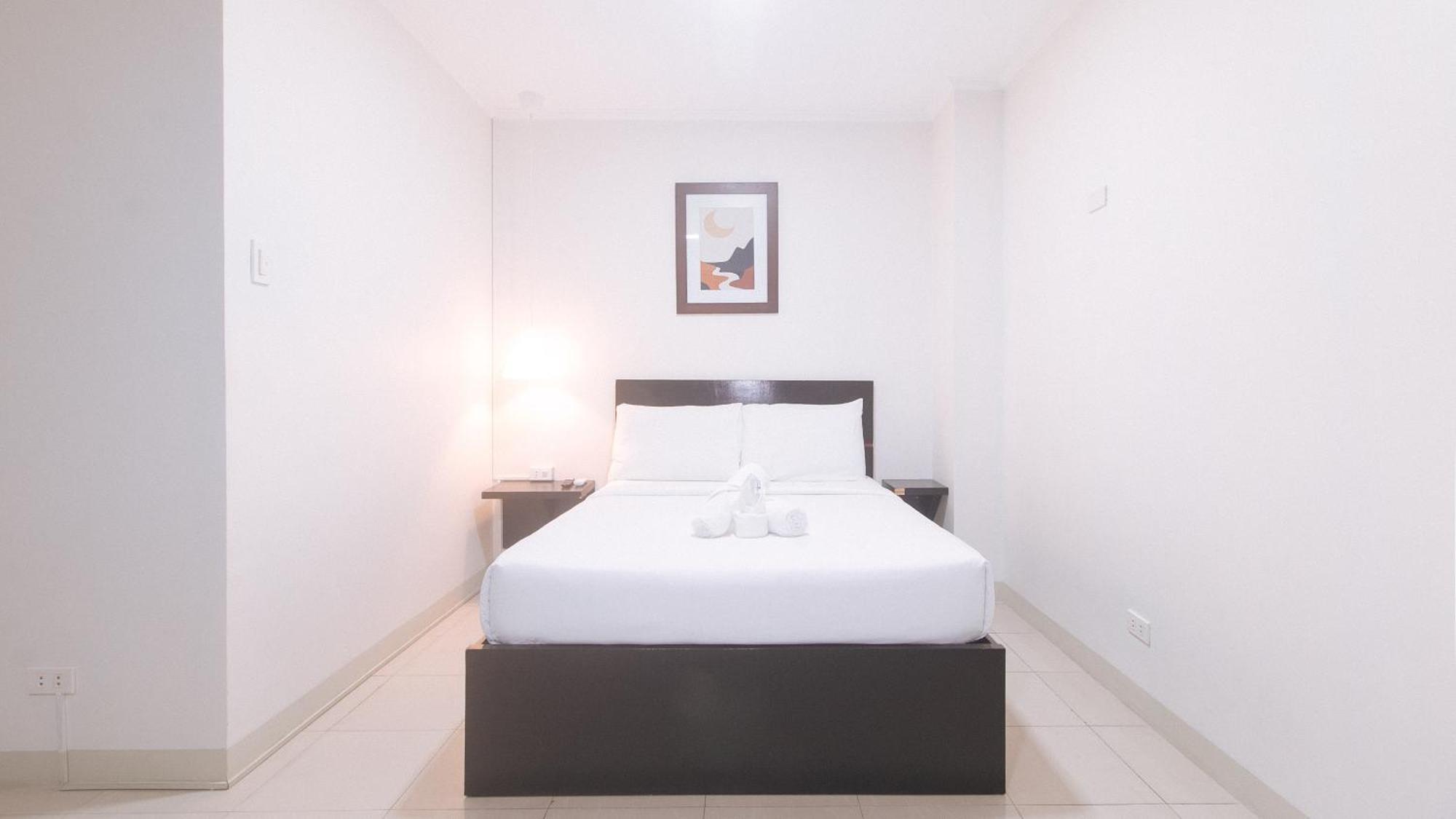 Urbanview At Evangelista Street Makati Макати Экстерьер фото