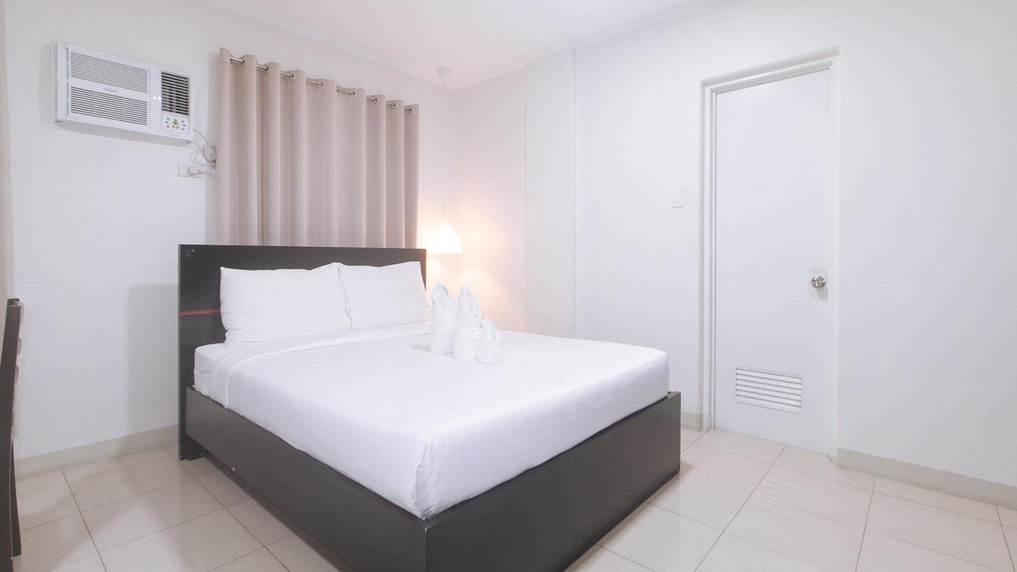 Urbanview At Evangelista Street Makati Макати Экстерьер фото