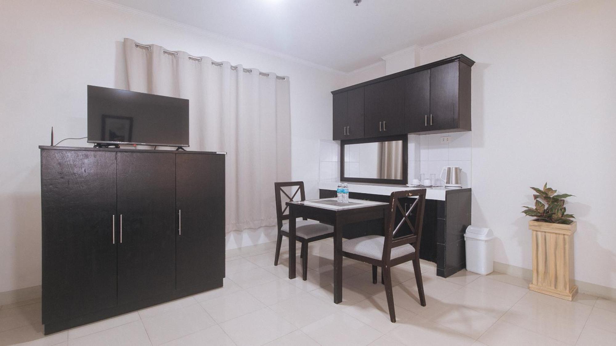 Urbanview At Evangelista Street Makati Макати Экстерьер фото
