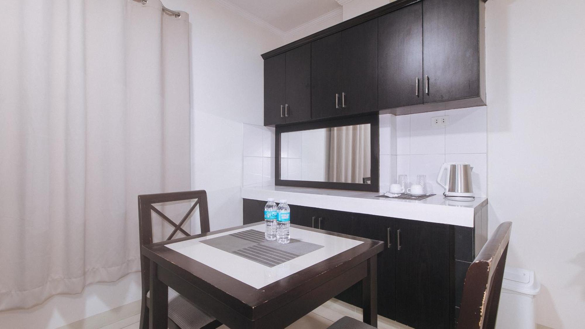 Urbanview At Evangelista Street Makati Макати Экстерьер фото