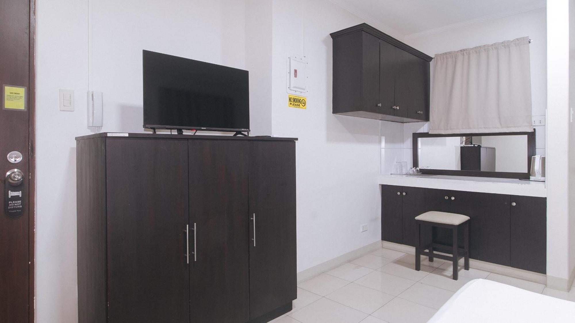 Urbanview At Evangelista Street Makati Макати Экстерьер фото