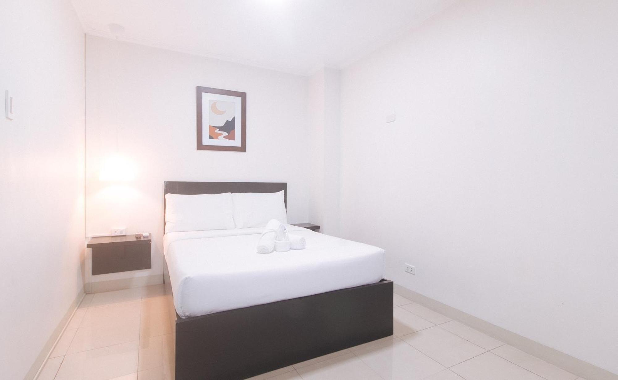 Urbanview At Evangelista Street Makati Макати Экстерьер фото