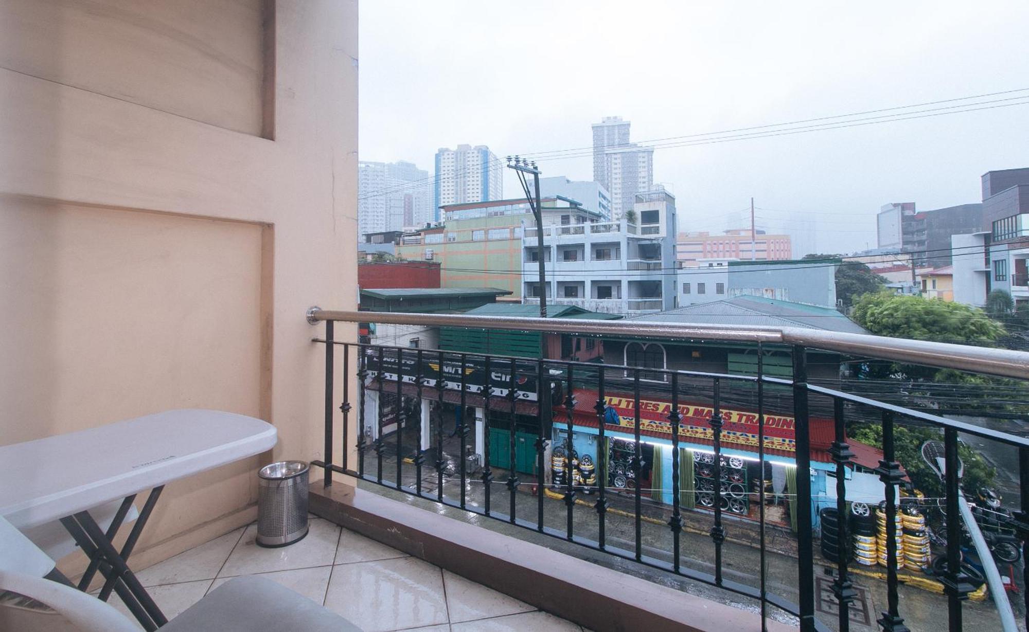 Urbanview At Evangelista Street Makati Макати Экстерьер фото