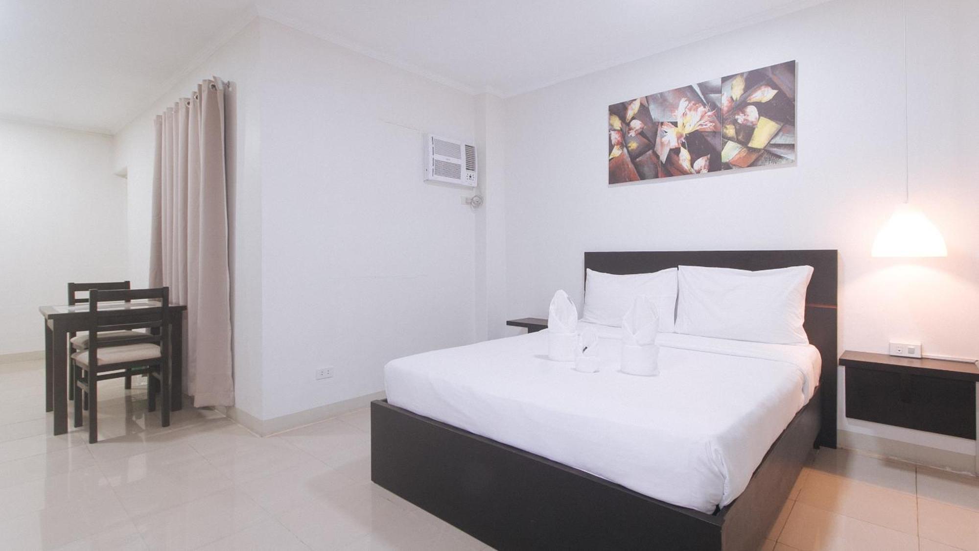 Urbanview At Evangelista Street Makati Макати Экстерьер фото