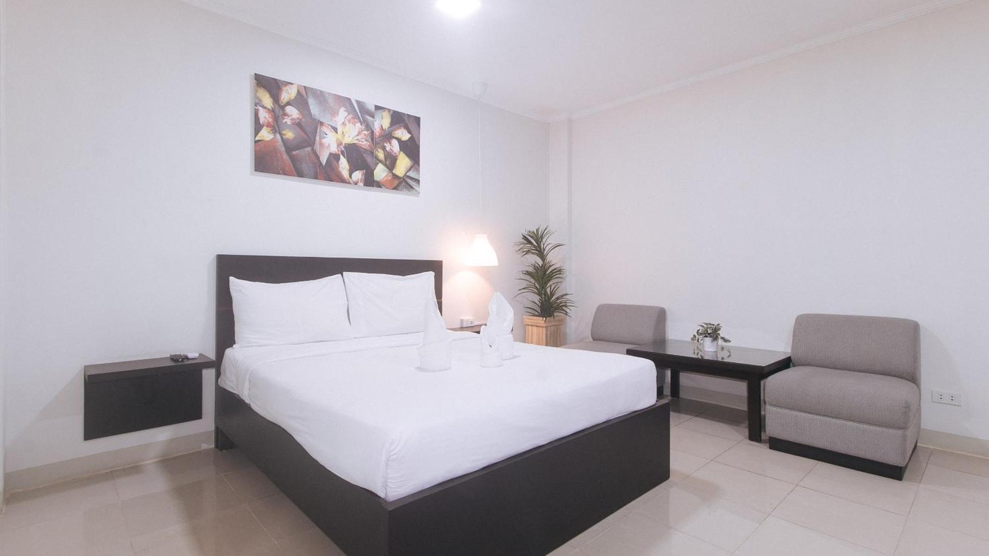 Urbanview At Evangelista Street Makati Макати Экстерьер фото