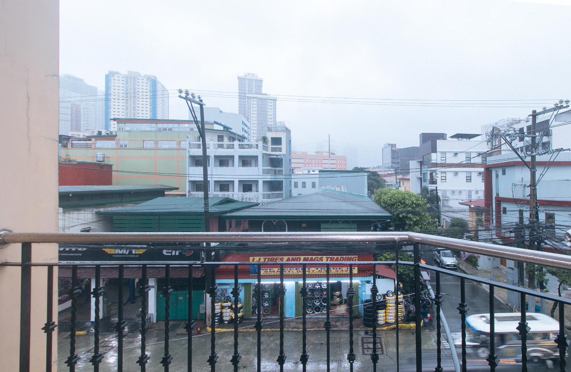 Urbanview At Evangelista Street Makati Макати Экстерьер фото