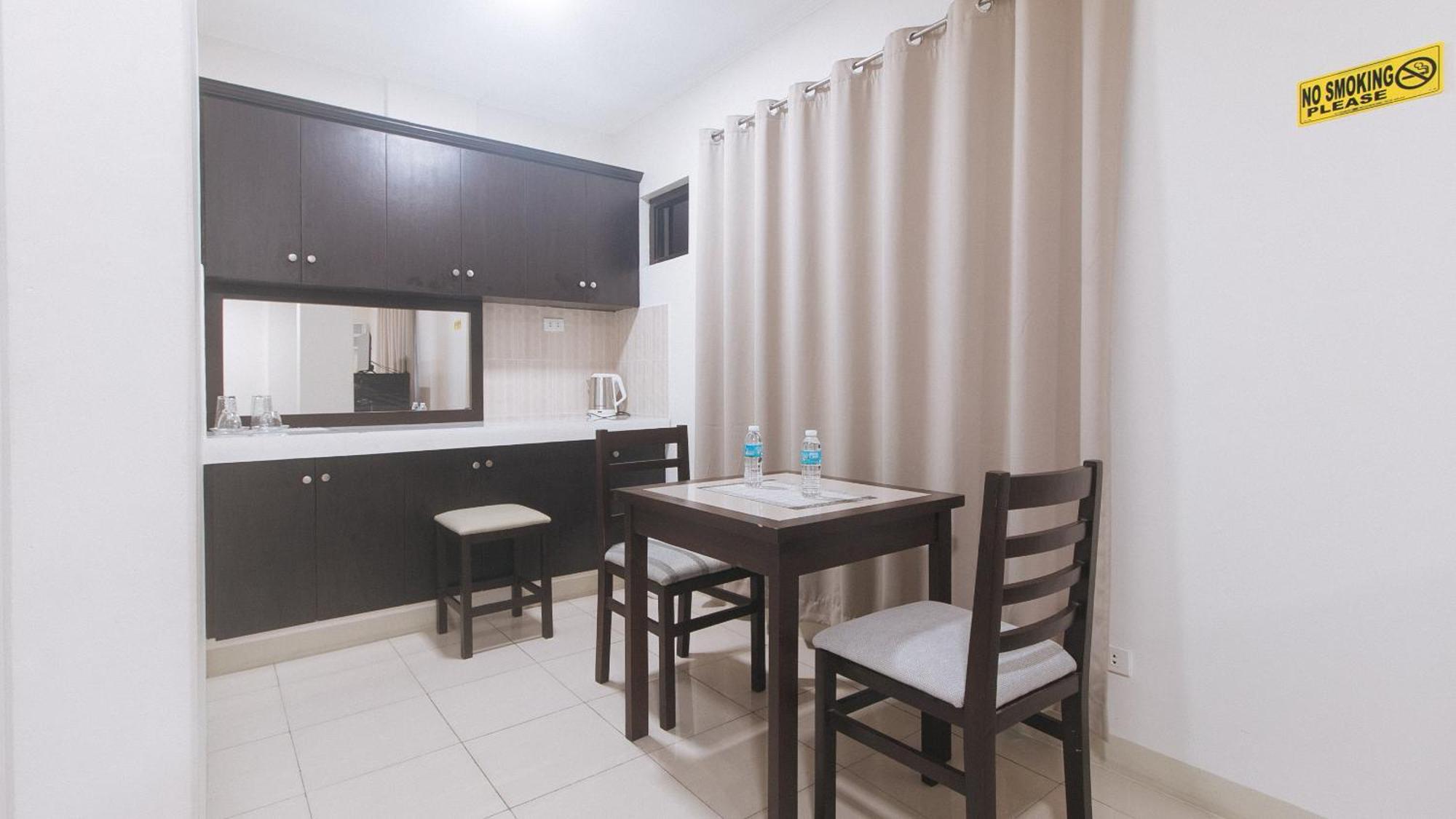 Urbanview At Evangelista Street Makati Макати Экстерьер фото