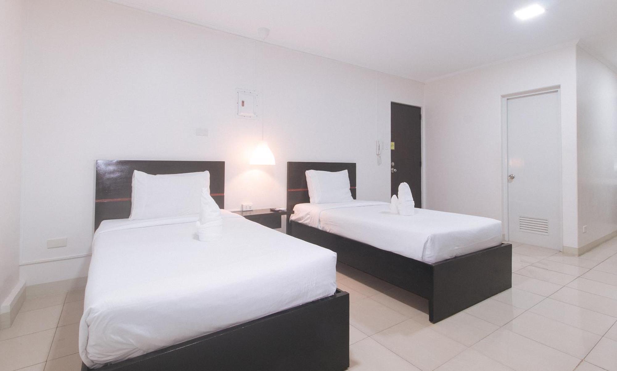 Urbanview At Evangelista Street Makati Макати Экстерьер фото